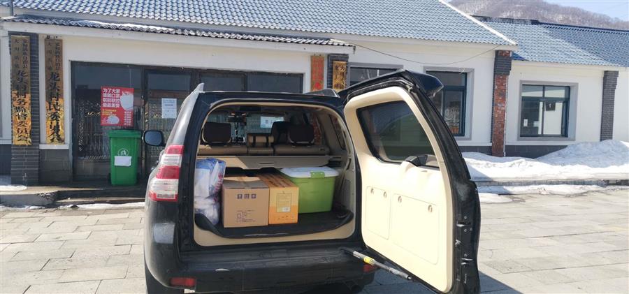 900×421